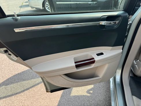 Used 2005 Chrysler 300 C w/ Protection Group II RWD image 18