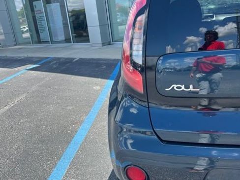Used 2018 Kia Soul + w/ Audio Package FWD image 4