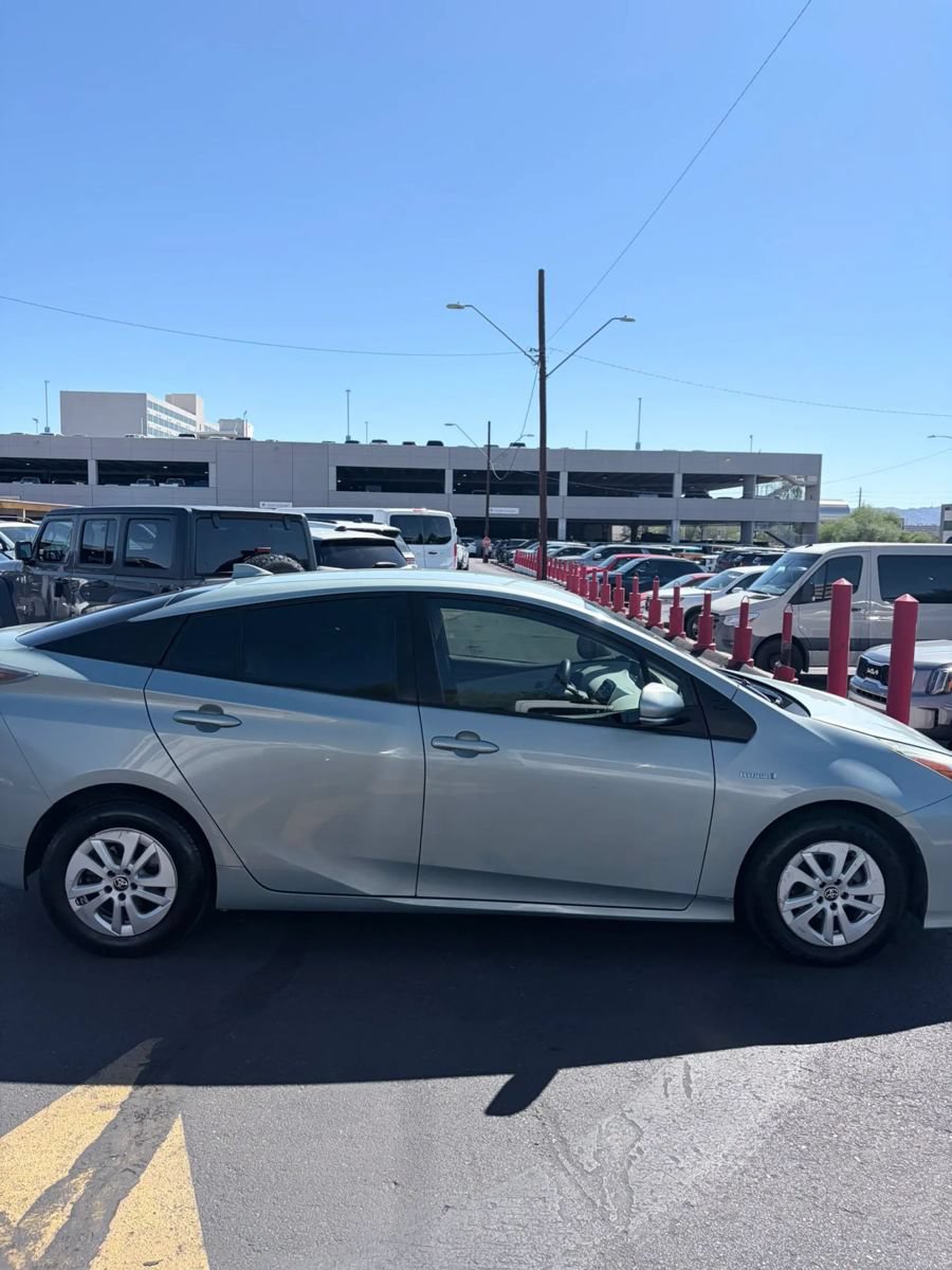 Used 2017 Toyota Prius Two w/ Carpet Mat Package FWD image 4