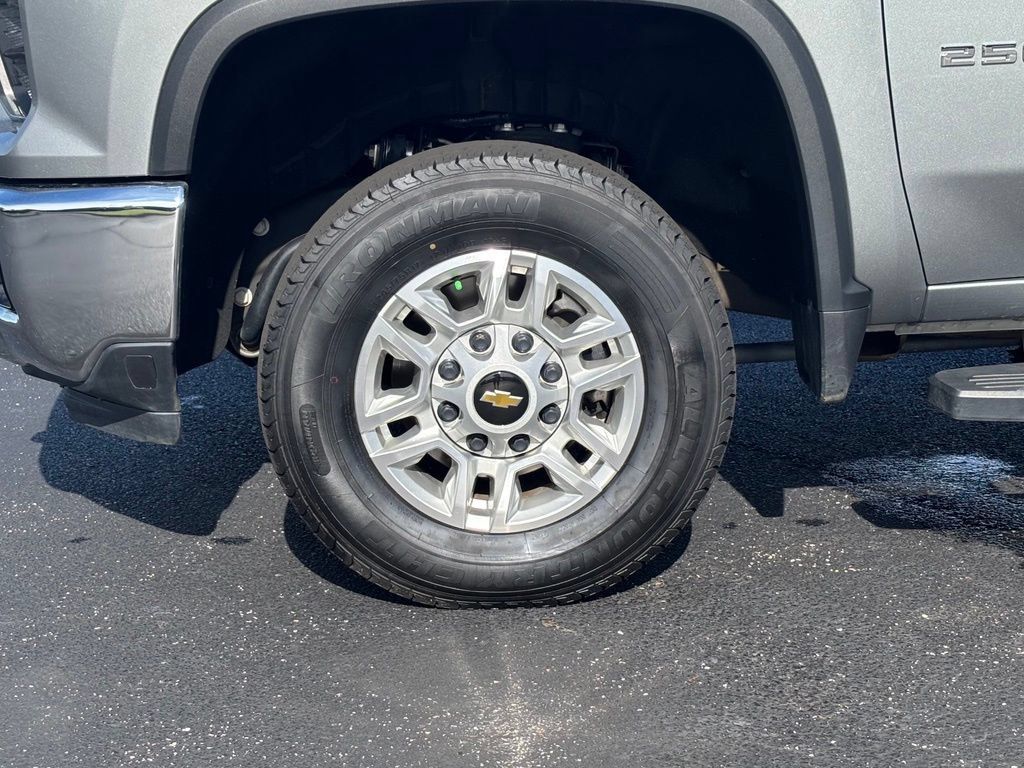 Used 2025 Chevrolet Silverado 2500 LT w/ Convenience Package AWD/4WD image 11