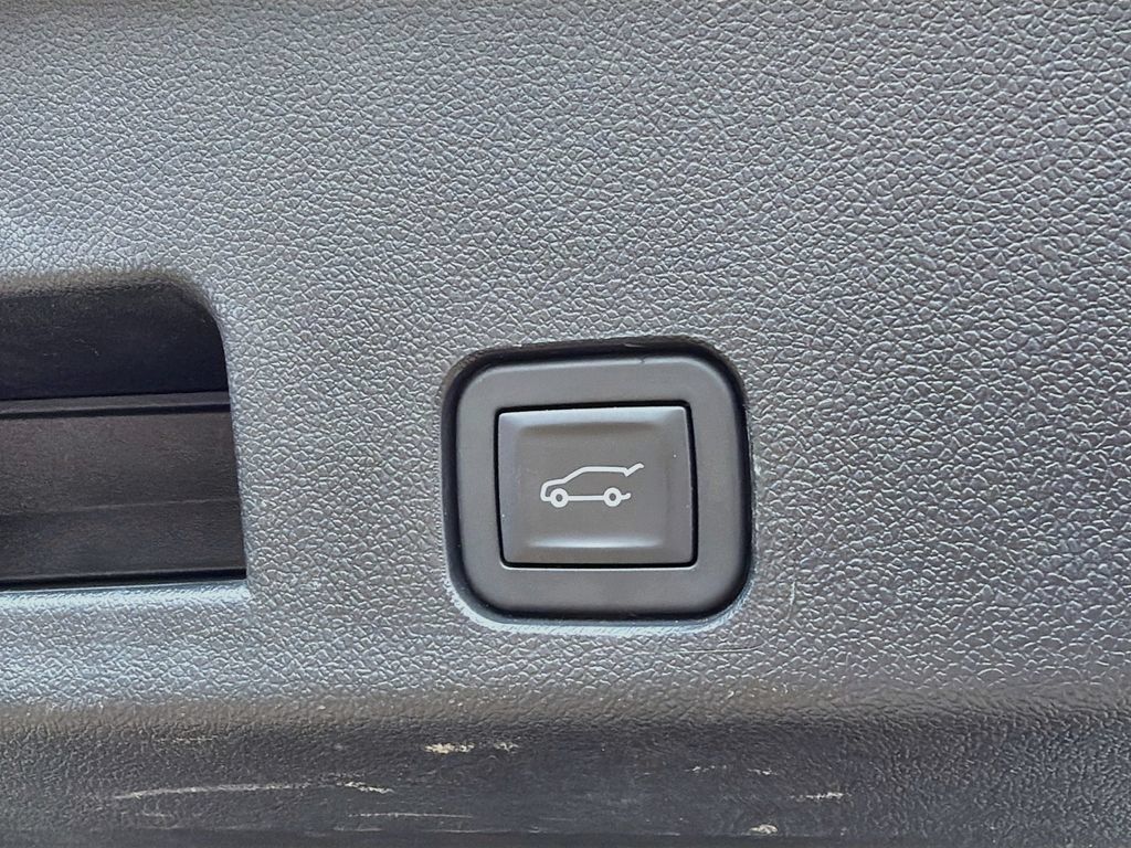 Used 2025 GMC Acadia Elevation FWD image 32