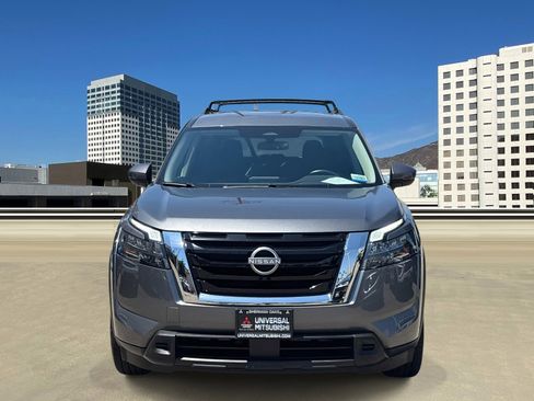 Used 2024 Nissan Pathfinder SV image 2