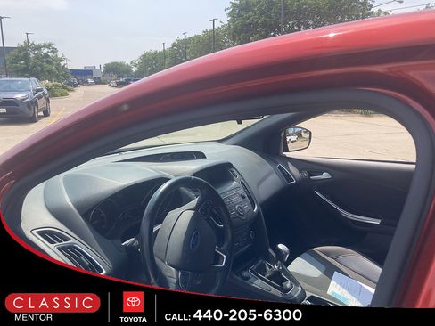 Used 2018 Ford Focus ST FWD image 3