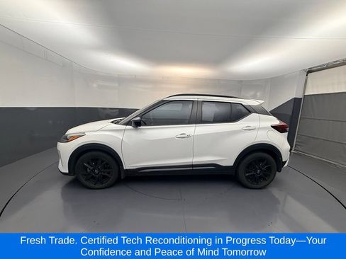 Used 2023 Nissan Kicks SR w/ SR Premium Package FWD image 2
