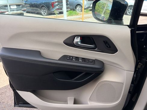 Used 2024 Chrysler Pacifica Touring-L FWD image 18