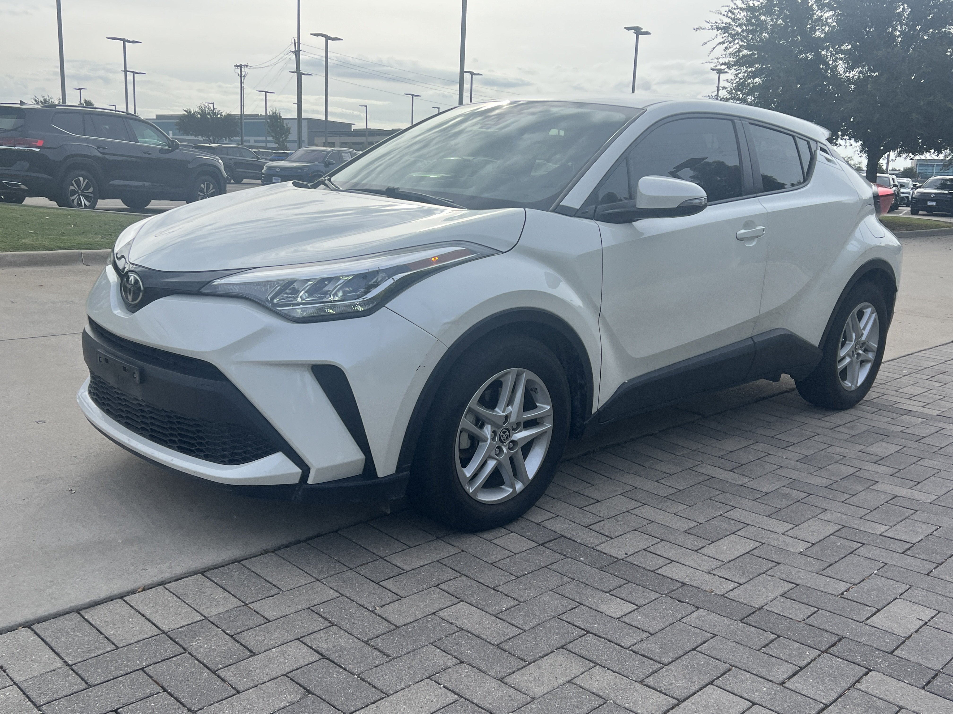 Used 2020 Toyota C-HR LE FWD image 4