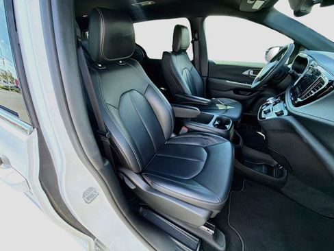 Used 2025 Chrysler Pacifica Select FWD image 30