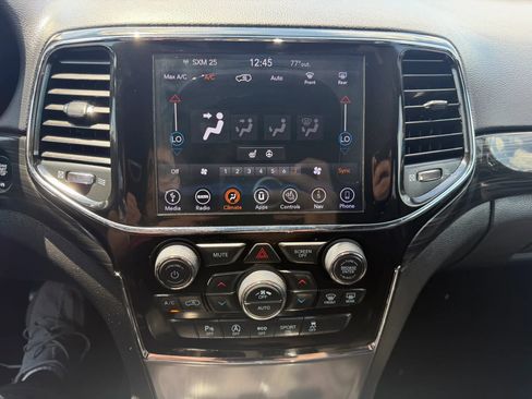 Used 2019 Jeep Grand Cherokee Laredo AWD/4WD image 16