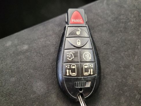 Used 2016 Chrysler Town & Country Limited image 32