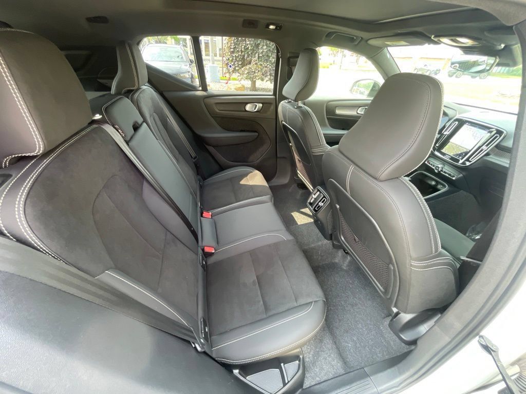 Used 2025 Volvo XC40 B5 Plus AWD/4WD image 14