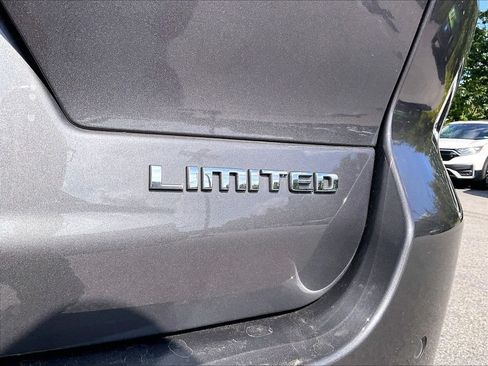 Used 2023 Jeep Grand Cherokee L Limited AWD/4WD image 28