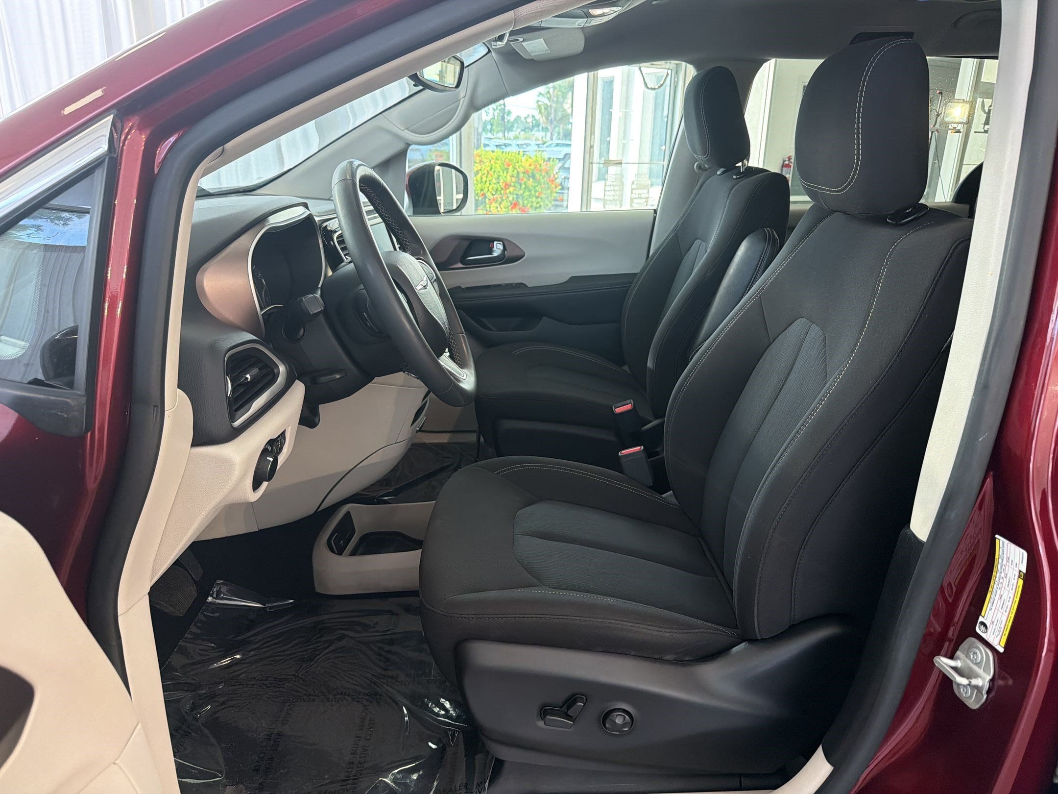 Used 2023 Chrysler Voyager LX FWD image 5