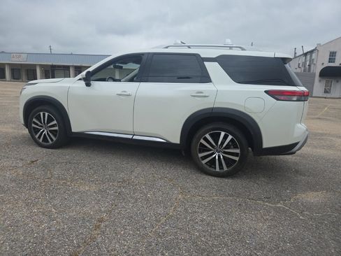 Used 2023 Nissan Pathfinder Platinum w/ Cargo Package FWD image 4