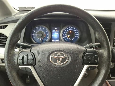 Used 2020 Toyota Sienna L FWD image 16