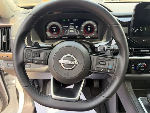 Used 2025 Nissan Pathfinder Platinum AWD/4WD image 15