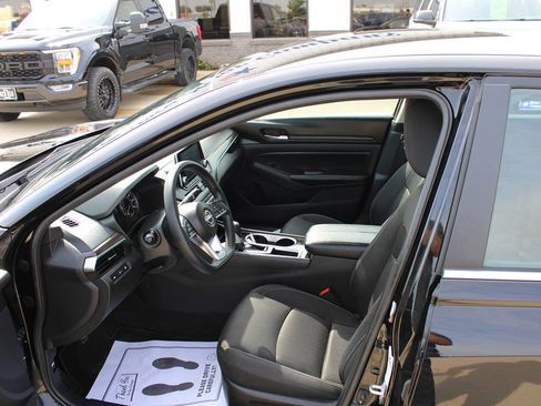 Used 2024 Nissan Altima 2.5 SV image 11