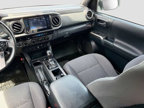 Used 2018 Toyota Tacoma TRD Off-Road AWD/4WD image 25