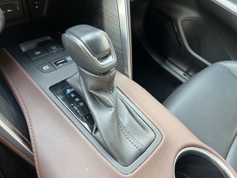 Used 2022 Toyota Venza XLE AWD/4WD image 16