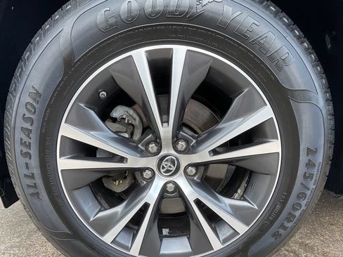 Used 2016 Toyota Highlander XLE FWD image 12