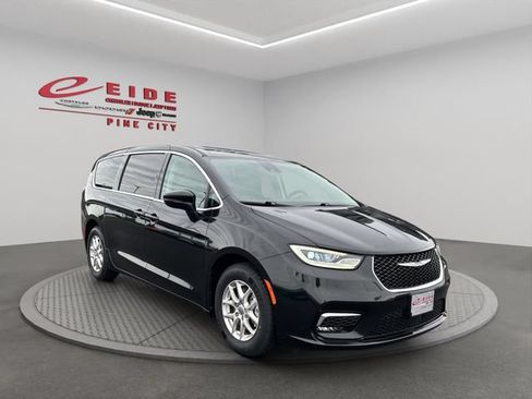 Used 2023 Chrysler Pacifica Touring-L FWD image 12