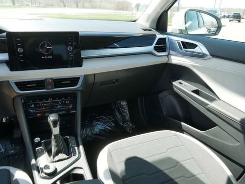 New 2026 Volkswagen Taos SE AWD/4WD image 10