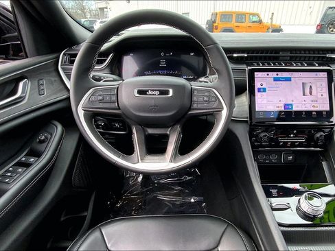 Certified 2024 Jeep Grand Cherokee Limited w/ Black Appearance Package image 5