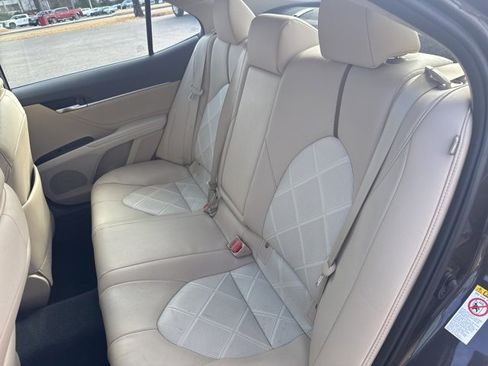 Used 2018 Toyota Camry XLE image 17