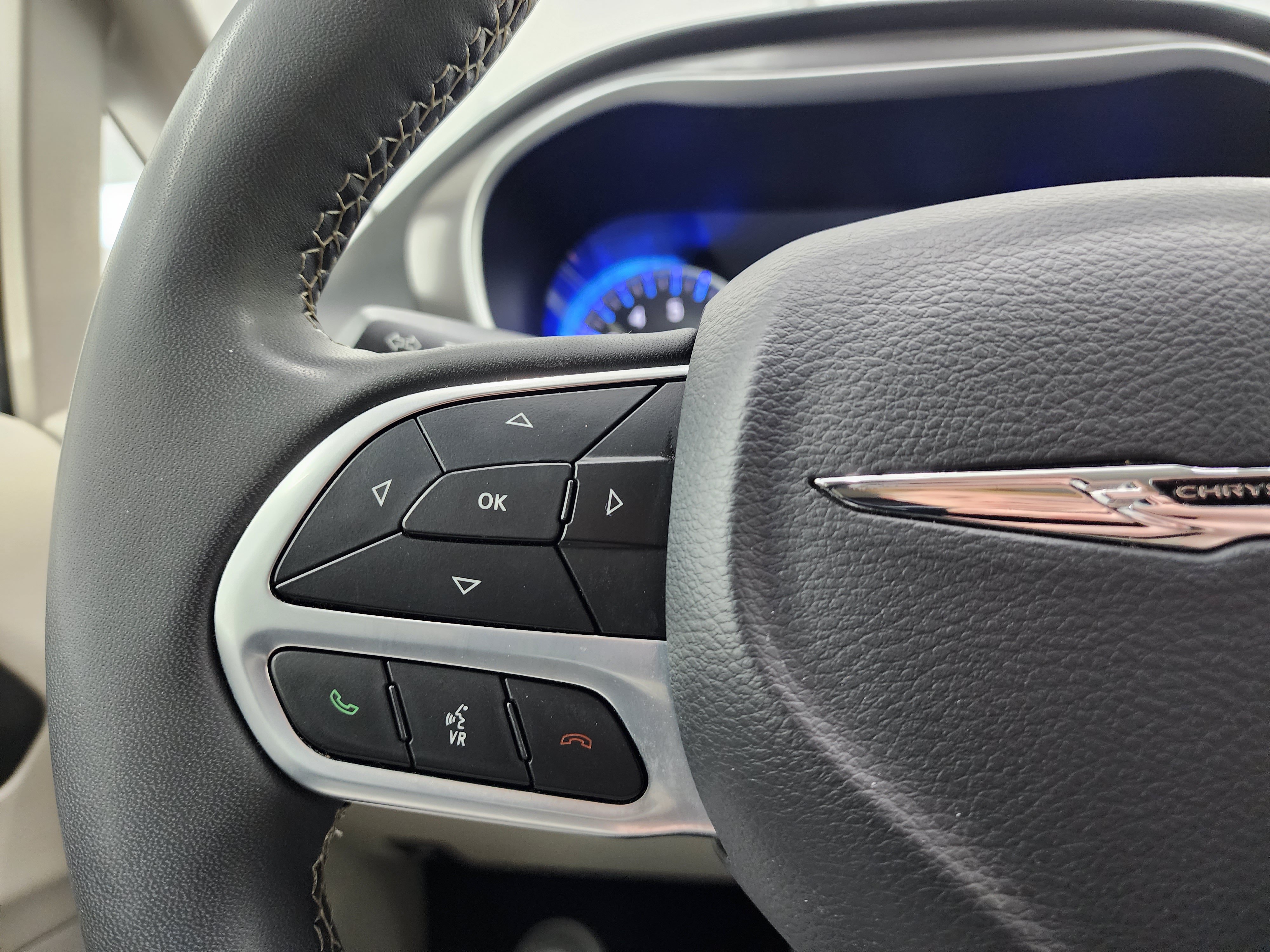 Used 2024 Chrysler Pacifica Touring-L FWD image 16