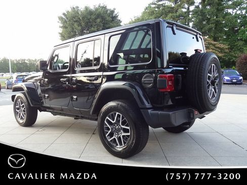Used 2025 Jeep Wrangler Unlimited Sahara AWD/4WD image 5