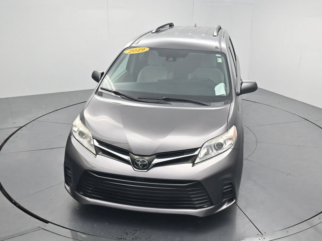 Used 2019 Toyota Sienna LE w/ Carpet Mat Package FWD image 39