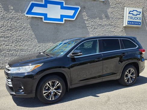 Used 2019 Toyota Highlander LE AWD/4WD image 2