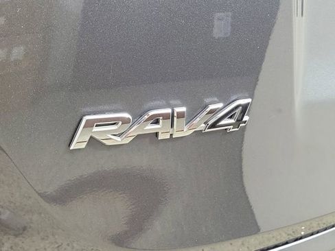 Used 2018 Toyota RAV4 SE w/ Power Extra Value Package FWD image 9