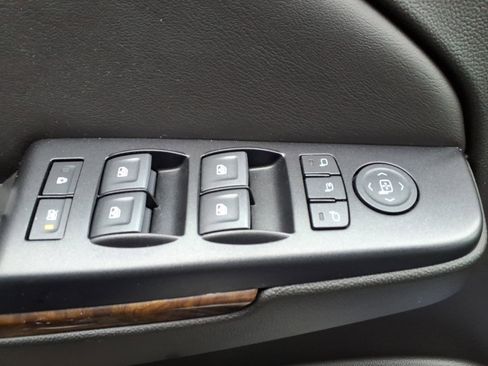 Used 2019 Chevrolet Suburban LT image 15