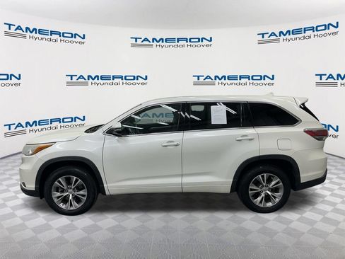 Used 2015 Toyota Highlander Plus FWD image 2