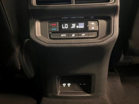 Used 2024 Volkswagen Atlas SE AWD/4WD image 11