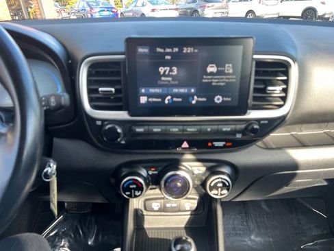 Used 2023 Hyundai Venue SEL image 20