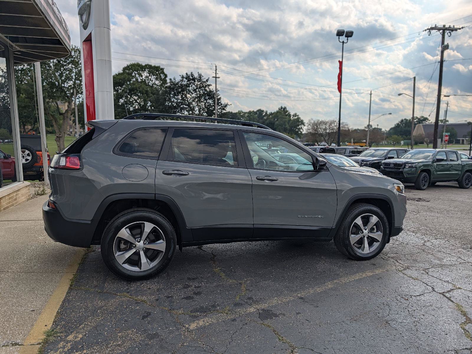 Used 2022 Jeep Cherokee Limited AWD/4WD image 17