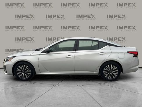 Used 2024 Nissan Altima 2.5 SV image 2