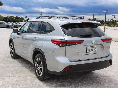 Used 2023 Toyota Highlander XLE FWD image 4