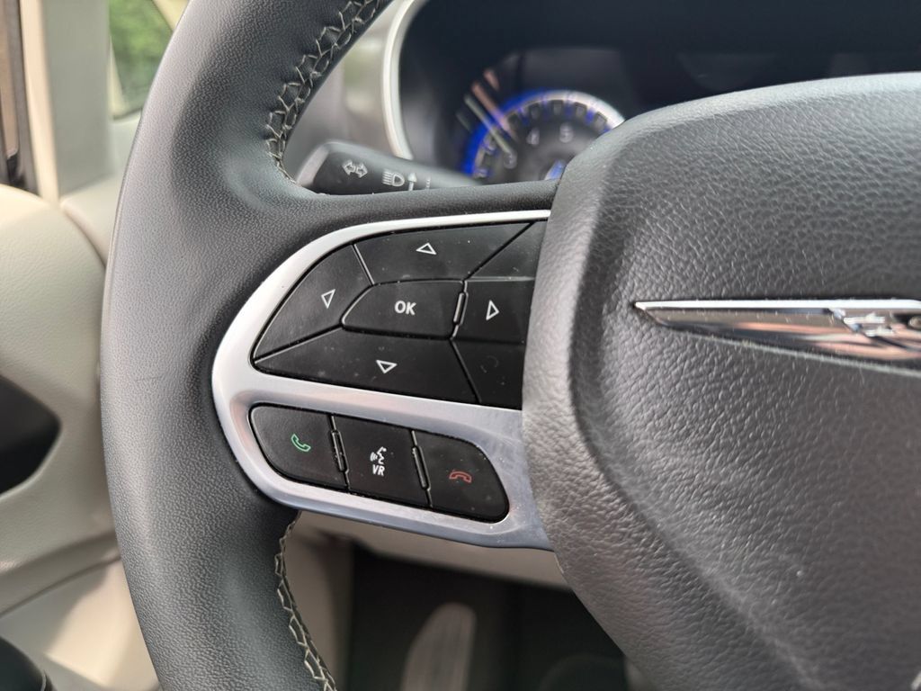Used 2024 Chrysler Pacifica Touring-L FWD image 15