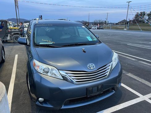 Used 2017 Toyota Sienna XLE Premium image 2