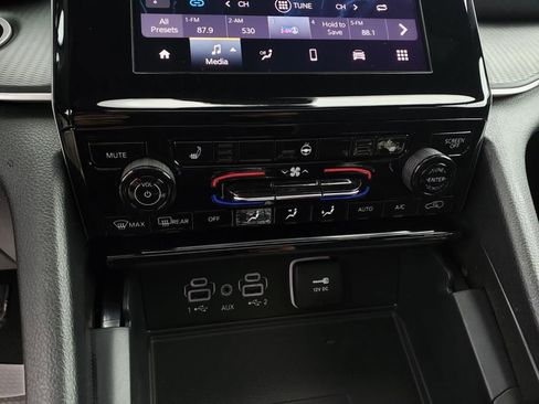 Used 2025 Jeep Grand Cherokee Laredo X w/ Luxury Tech Group I image 16