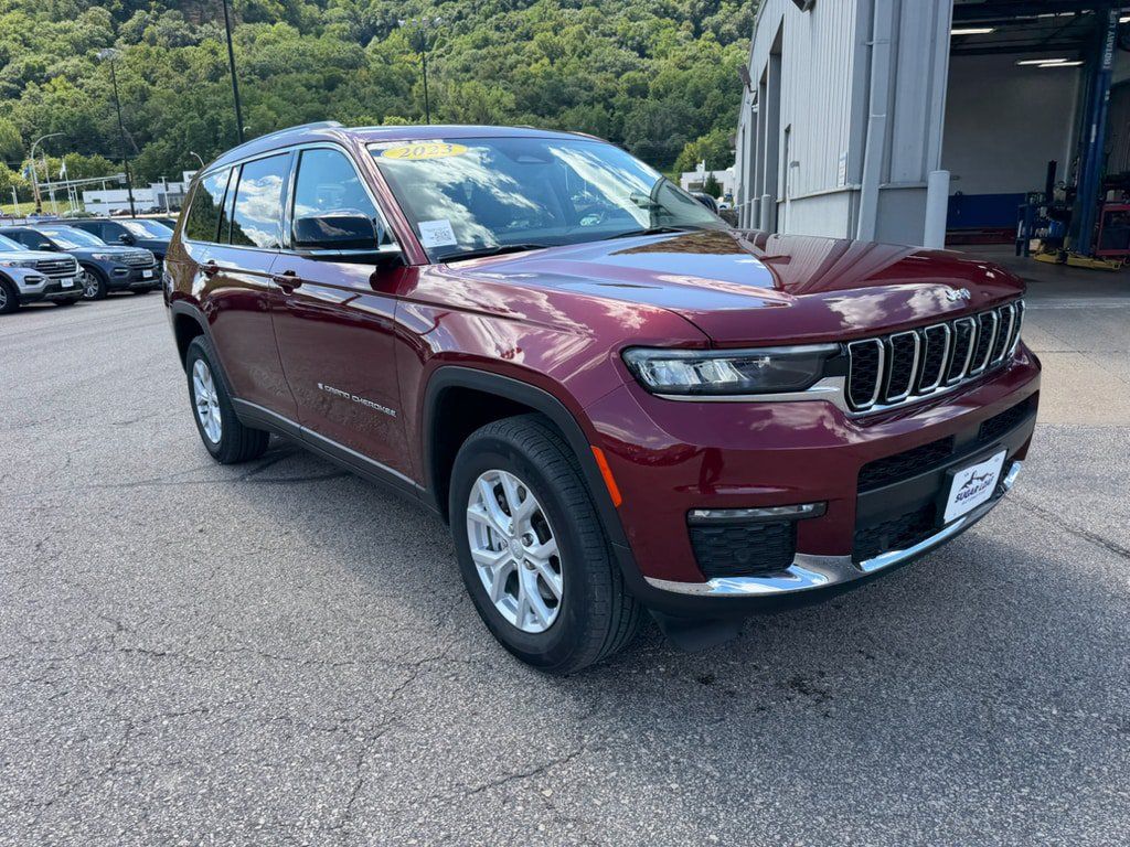 Used 2023 Jeep Grand Cherokee L Limited w/ Luxury Tech Group II AWD/4WD image 3