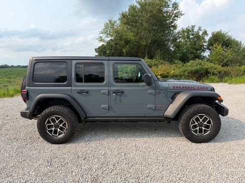 Used 2025 Jeep Wrangler Unlimited Rubicon w/ Convenience Group AWD/4WD image 19