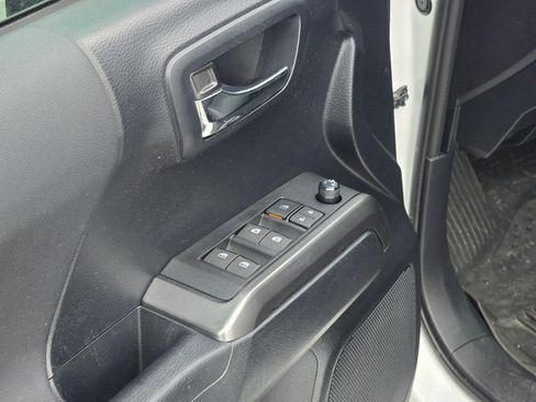 Used 2019 Toyota Tacoma TRD Sport AWD/4WD image 37