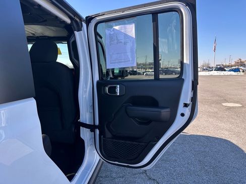 Used 2023 Jeep Gladiator Rubicon image 16