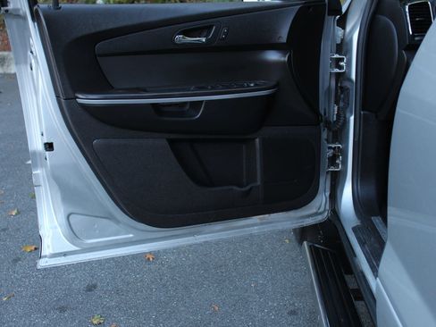 Used 2010 GMC Acadia SLE image 12