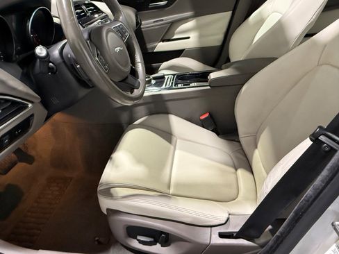Used 2017 Jaguar XE Premium image 20