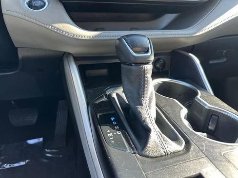 Used 2024 Toyota Highlander XLE AWD/4WD image 29