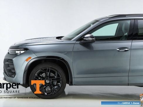 Used 2025 Volkswagen Tiguan SE R-Line AWD/4WD image 3